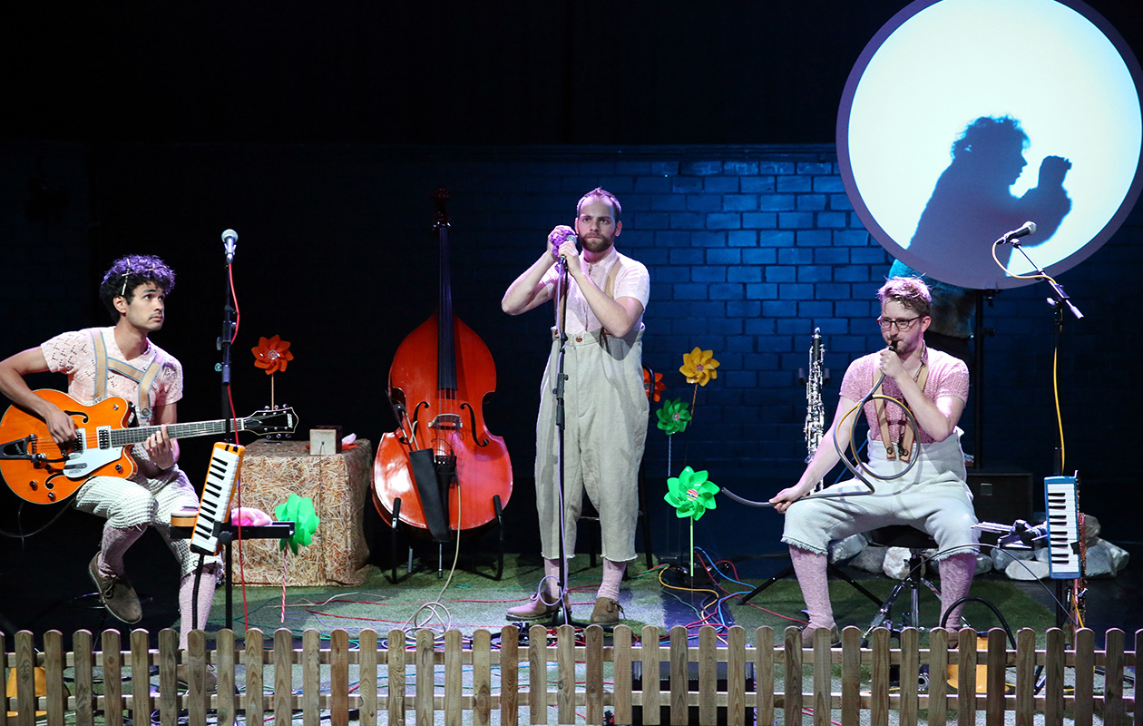Foto von vier Musiker*innen in lustigen Kostümen.